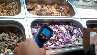 Verificando temperatura de alimentos
						expostos em buffet de restaurante