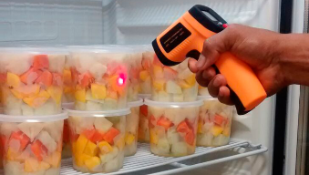 Equipe Qualinut aferindo temperatura  de alimentos na geladeira