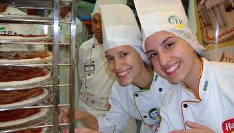 Nutricionistas da Qualinut durante treinamento de equipe em pizzaria